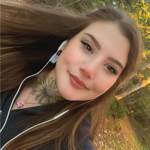 Meet your Posher, Selina - Picture 1 of 2